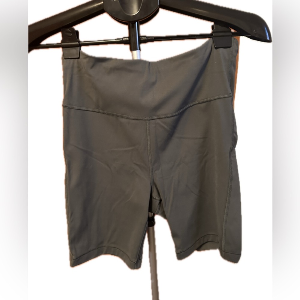 Athleta Ultimate Stash Pocket Shorts Size M